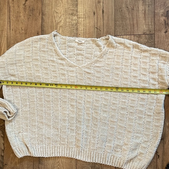 Twenty Ten women’s cream colored sweater size M/L - Picture 3 of 6
